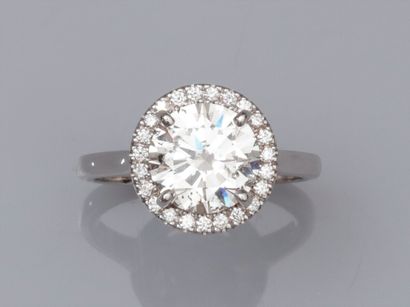 null Bague ronde en or gris 750°/00 (18K), sertie d'un diamant taille brillant de...
