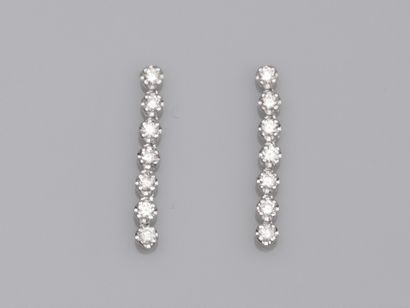null Pair of 18K white gold earrings set with 7 brilliant-cut diamonds. 1.3 g. H:...