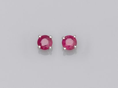 null Pair of 750°/00 (18K) gold chips each set with a round ruby of about 0.30 ct....