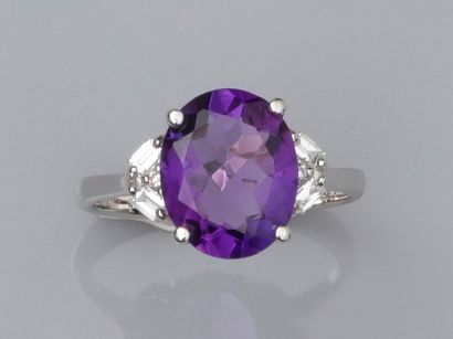 null Ring in 750°/00 (18K) white gold, set with an oval amethyst of about 3 carats,...
