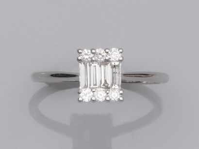 null Rectangular ring in 750°/00 (18K) white gold, set with brilliant-cut diamonds...