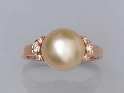 null Bague en or rose 750°/00 (18K), sertie d'une perle de culture dorée diamètre...