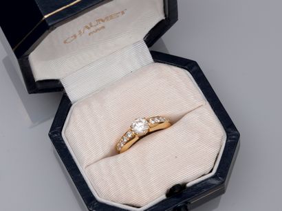 null CHAUMET, solitaire ring in 750°/00 (18K) yellow gold, set with one 0.80 ct brilliant...