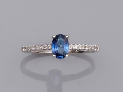 null Ring in white gold 750°/00 (18K), set with an oval sapphire of about 0.40 ct,...
