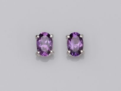 null Pair of 750°/00 (18K) gold chips each set with an oval amethyst of about 0.40...