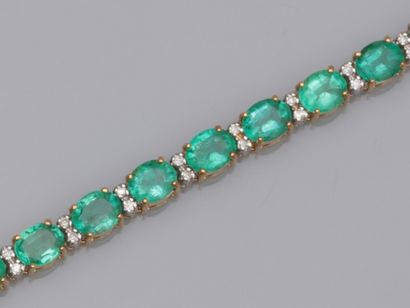 null Two-tone 750°/00 (18K) gold two-tone river bracelet, set with oval emeralds...
