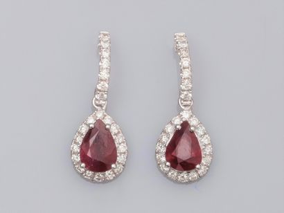 null Pair of earrings in 750°/00 (18K) white gold, each set with a 0.80 ct pear ruby...