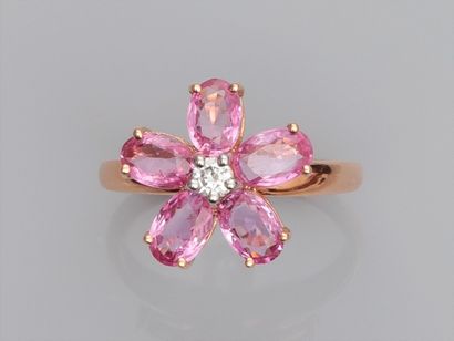 null Flower ring in pink gold 750°/00 (18K), set with oval pink sapphires (about...