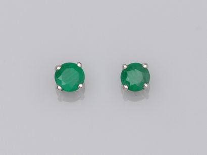 null Pair of 750°/00 (18K) gold chips each set with a round emerald of about 0.30...