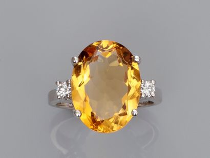 null Ring in white gold 750°/00 (18K), set with an oval citrine of about 8 ct, shouldered...