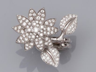 null VAN CLEEF & ARPELS, importante et rare bague "Entre les Doigt LOTUS", en or...