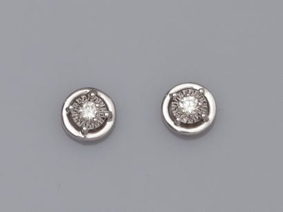 null Paire de clous d'oreilles en or gris 750°/00 (18K) , sertis d'un petit diamant...