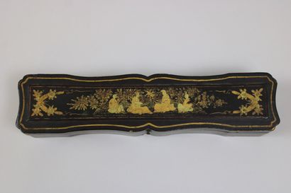 null Eventail brisé *, Chine XIXème siècle, en ivoire rehaussé d'or, à décor de volatiles,...