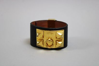 null HERMES

Bracelet Médor en cuir grainé noir et métal doré (petites rayures au...