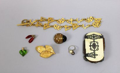 null Lot : une broche en métal doré YSL, un pendentif coeur signé Lalique, 2 breloques...