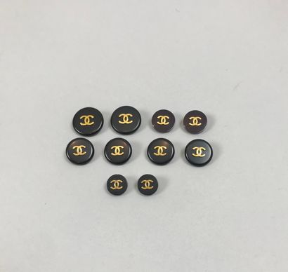 null 
CHANEL

Lot de 10 boutons noirs siglés or