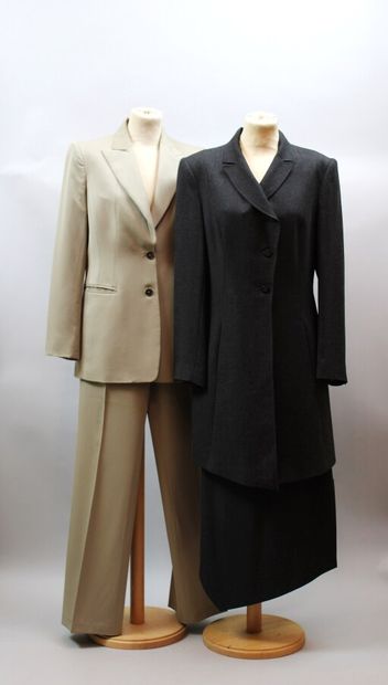 null ARMAND VENTILO Collection

Tailleur jupe (symétrique ) en lainage anthracite...