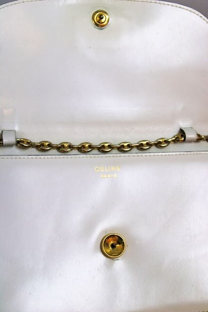 null CELINE

Petit sac en cuir blanc, fermoir et bandoulière en métal doré (petites...