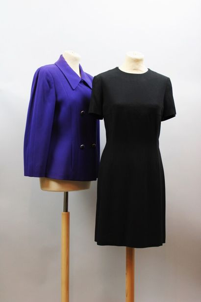null CELINE

Lot : 1 robe en crêpe de laine noir, T.40, 1 veste en crêpe de laine...