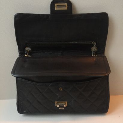 null 
CHANEL, Années 1970

Sac 2 .55 ancien en cuir matelassé noir (usures), bandoulière...