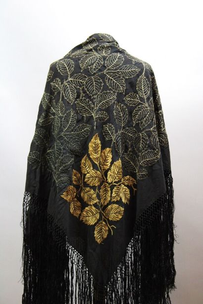 null Châle en crêpe noir, broderies métal et feuillage ocre, 1m20x1m20 (très petits...