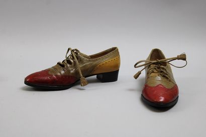 null HERMES

Paire de souliers trotteurs en cuir, trois couleurs, T.38 (usures et...
