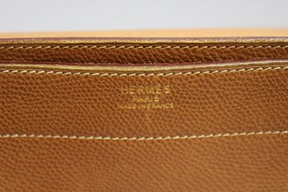 null HERMES

Sac à dépêches en cuir gold, poignée changée, clefs et clochette à refixer...