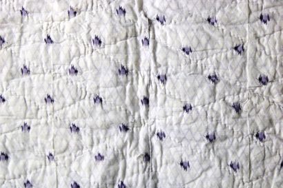 null Boutis, piqué de Marseille en coton blanc à semis violets, 2m X1m50 (petits...