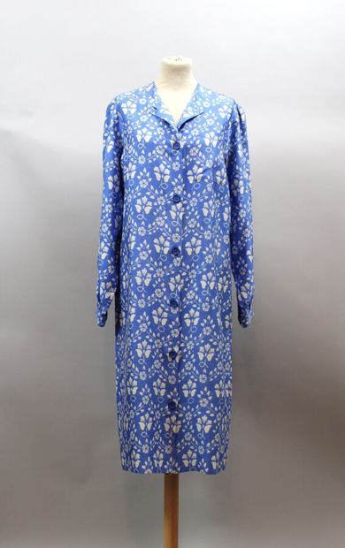 null LANVIN

Robe en soie fond bleu à décor de fleurs blanches, T.42