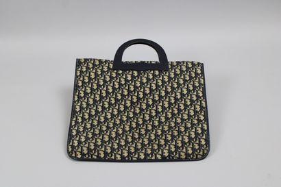 null Christian DIOR

Sac en toile siglée et cuir marine, l ; 39, 5 X 33, 5cm (traces...