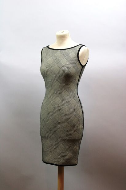 null HERVE LEGER

Robe en maille pied de poule et rayures, noir et blanc, T.2