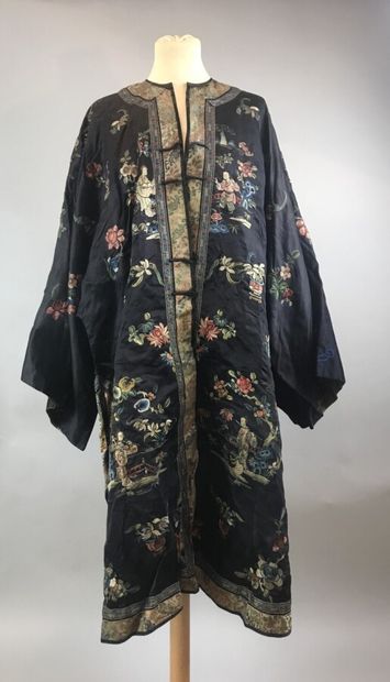 null Veste chinoise en soie bleu nuit, XIXème siècle, broderies à décor de fleurs...