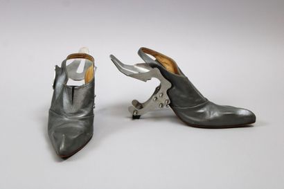 null KAGAMI

Paire de souliers en cuir argent, talon en métal vissé, T.5 (UK) (traces...