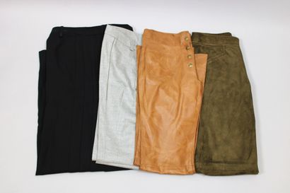 null Christian DIOR Boutique 

Lot de 4 pantalons dont 2 en lainage gris et noir...