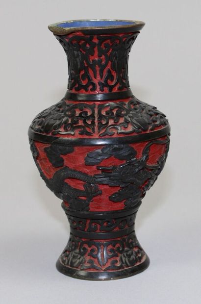 null Chine. Petit vase balustre en métal à décor richement ciselé s'arabesques et...