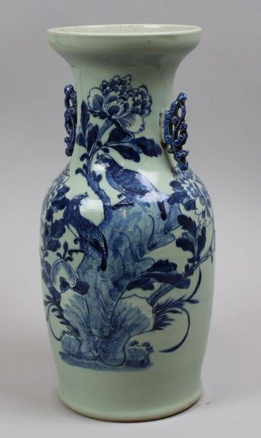 null Chine. Grand vase balustre en porcelaine blanc bleu à décor d'un couple d'oiseaux...