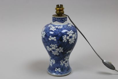 null Vase monté en lampe en porcelaine bleu, blanc à décor floral .Chine 18/19em...