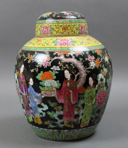null Chine. Vase couvert en porcelaine à décor polychrome de femmes en robes dans...