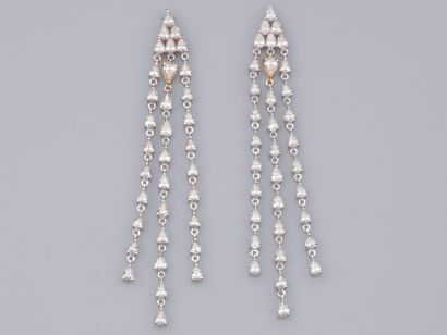 null Paire de grandes boucles d'oreilles cascades en or gris 750°/°° (18K) , serties...