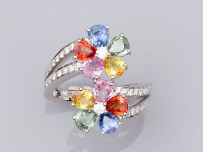 null Bague croisée en or gris 750°/°° (18K), ornée de deux fleurs serties de saphirs...