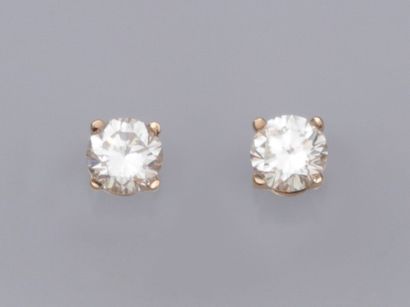 null Paire de puces d'oreilles en or jaune 585°/00 (14K), serties chacune d'un diamant...