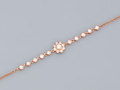 null Bracelet à maille forçat en or rose 750°/°° (18K) , orné d'une rosace sertie...