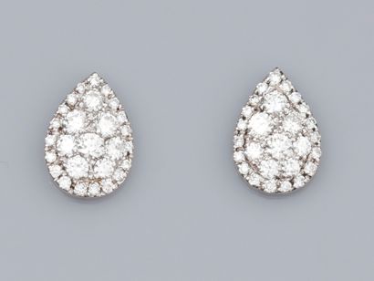 null Paire de boucles d'oreilles poires en or gris 750°/°° (18K), serties de diamants...