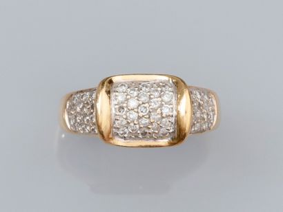 null Bague en or jaune 750°/°° (18K), sertie de petits diamants en pavages. 4.7 g....