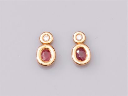 null Paire de boucles d'oreilles en or jaune 750°/°° (18K) , ornée chacune d'un diamant...