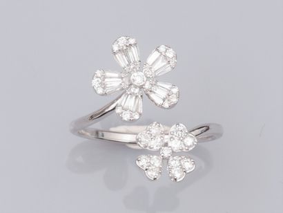 null Bague fleurs croisées en or gris 750°/°° (18K) , sertie de diamants baguettes...