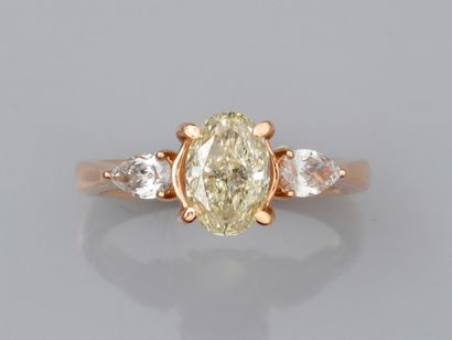 null Bague en or rose 750°/°° (18K) , sertie d'un diamant jaune ovale de 1 ct environ,...