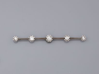null Broche barrette 1930 en or gris sertie de cinq diamants taille ancienne pour...