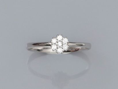 null Bague fleur en or gris 750°/°° (18K) , sertie de diamants taille brillant. 1.6...