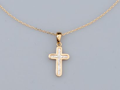 null Chaîne en or jaune 750°/°° (18K) , maille forçat et petite croix pendentif en...